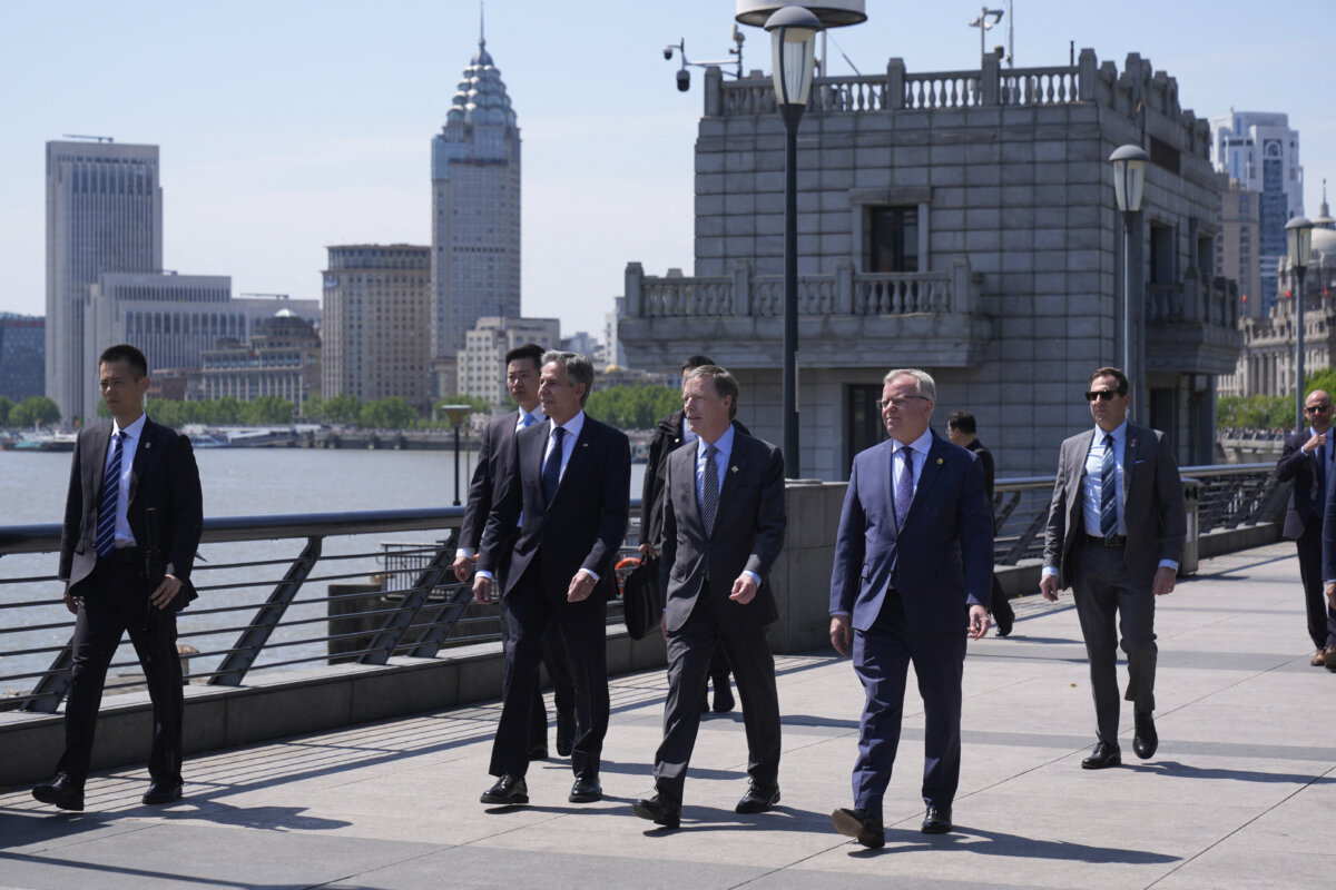 Ngoại trưởng Hoa Kỳ Antony Blinken (thứ ba từ trái sang), Đại sứ Hoa Kỳ tại Trung Quốc Nicholas Burns (ở giữa) và Tổng lãnh sự tại Tổng lãnh sự quán Hoa Kỳ tại Thượng Hải Scott Walker (thứ ba từ phải sang) đi dọc Bến Thượng Hải ở Thượng Hải hôm 25/04/2024. (Ảnh: Mark Schiefelbein/Pool/AFP qua Getty Images)
