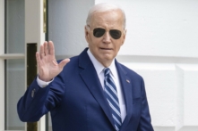 Tổng thống Joe Biden vẫy tay khi bước tới trực thăng Marine One khi ông khởi hành từ Bãi cỏ phía Nam của Tòa Bạch Ốc ở Hoa Thịnh Đốn, hôm 25/04/2024. (Ảnh: Jim Watson/AFP qua Getty Images)