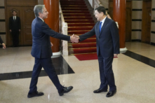 Ngoại trưởng Hoa Kỳ Antony Blinken (trái) bắt tay với Bộ trưởng Bộ Công an Trung Quốc Vương Hiểu Hồng trước cuộc họp của họ tại Nhà khách Quốc gia Điếu Ngư Đài ở Bắc Kinh hôm 26/04/2024. (Ảnh: Mark Schiefelbein/POOL/AFP qua Getty Images)