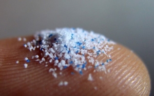 Nghiên cứu: Hóa chất trong hạt vi nhựa có thể được hấp thụ qua da