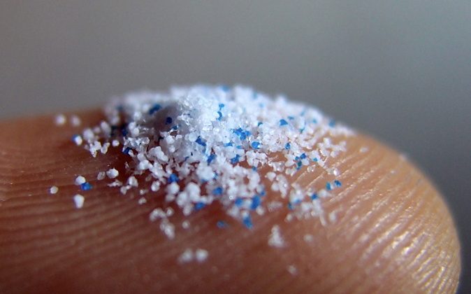 Nghiên cứu: Hóa chất trong hạt vi nhựa có thể được hấp thụ qua da