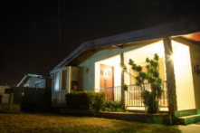 Một ngôi nhà với hiên bật sáng, ở thành phố Culver, California vào ngày 05/08/2015. (Ảnh: John Fredricks/The Epoch Times)