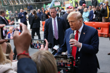 Cựu Tổng thống Trump đến gặp gỡ cử tri cơ sở tại một công trường ở Manhattan và được người dân nồng nhiệt chào đón vào sáng sớm ngày 25/04/2024.（Ảnh: Michael M. Santiago/Getty Images）