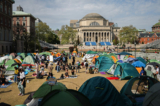 Hình ảnh các sinh viên Đại học Columbia ủng hộ Palestine tiếp tục dựng lều trong khuôn viên trường, hôm 28/04/2024. (Ảnh: Charly Triballeau/Getty Images)