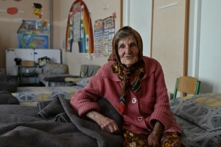 Hôm 26/04/2024 cụ bà người Ukraine Lidia Stepanivna Lomikovska trốn thoát khỏi thị trấn Ocheretyne tại vùng tiền tuyến của tỉnh Donetsk. Hình ảnh chụp bà đang ở trong một nơi trú ẩn tại Pokrovsk, Ukraine, hôm 28/04/2024. (Ảnh: Genya Savilov/AFP qua Getty Images)