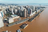 Sau cơn mưa lớn hôm 05/05/2024 ở tiểu bang Rio Grande do Sul, Brazil, nước sông Guaiba dâng cao, trung tâm của thành phố Porto Alegre trở thành biển nước. (Ảnh: Ramiro Sanchez/Getty Images)