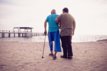 Bệnh nhân Parkinson thường bị ngã khi đi bộ, có thể gây nguy hiểm đến tính mạng. Chúng tôi khuyên họ nên tự rèn luyện và cải thiện môi trường sống. (Ảnh: Tonkid/Shutterstock)