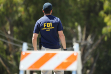 Một đặc vụ FBI đi tới hiện trường vụ án ở Gilroy, California, vào ngày 29/07/2019, trong một bức ảnh tư liệu. (Ảnh: Mario Tama/Getty Images)