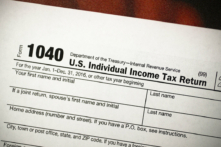 Mẫu 1040 được người đóng thuế ở Hoa Kỳ sử dụng để khai thuế thu nhập hàng năm. (Ảnh: Joe Raedle/Getty Images)