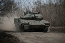 Một chiếc xe chiến đấu bộ binh CV-90 của Ukraine được điều khiển, trong bối cảnh Nga tấn công Ukraine, ở gần thị trấn tiền tuyến Chasiv Yar trong vùng Donetsk, Ukraine, hôm 05/03/2024. (Ảnh: Oleksandr Ratushniak/Reuters)