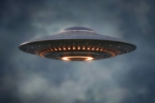 Nhà vật lý thiên văn học tại Đại học Harvard, Hoa Kỳ Avi Loeb cho rằng UFO của người ngoài hành tinh có thể di chuyển trong những không gian khác. Đây là hình ảnh minh họa UFO. (Ảnh: Shutterstock)